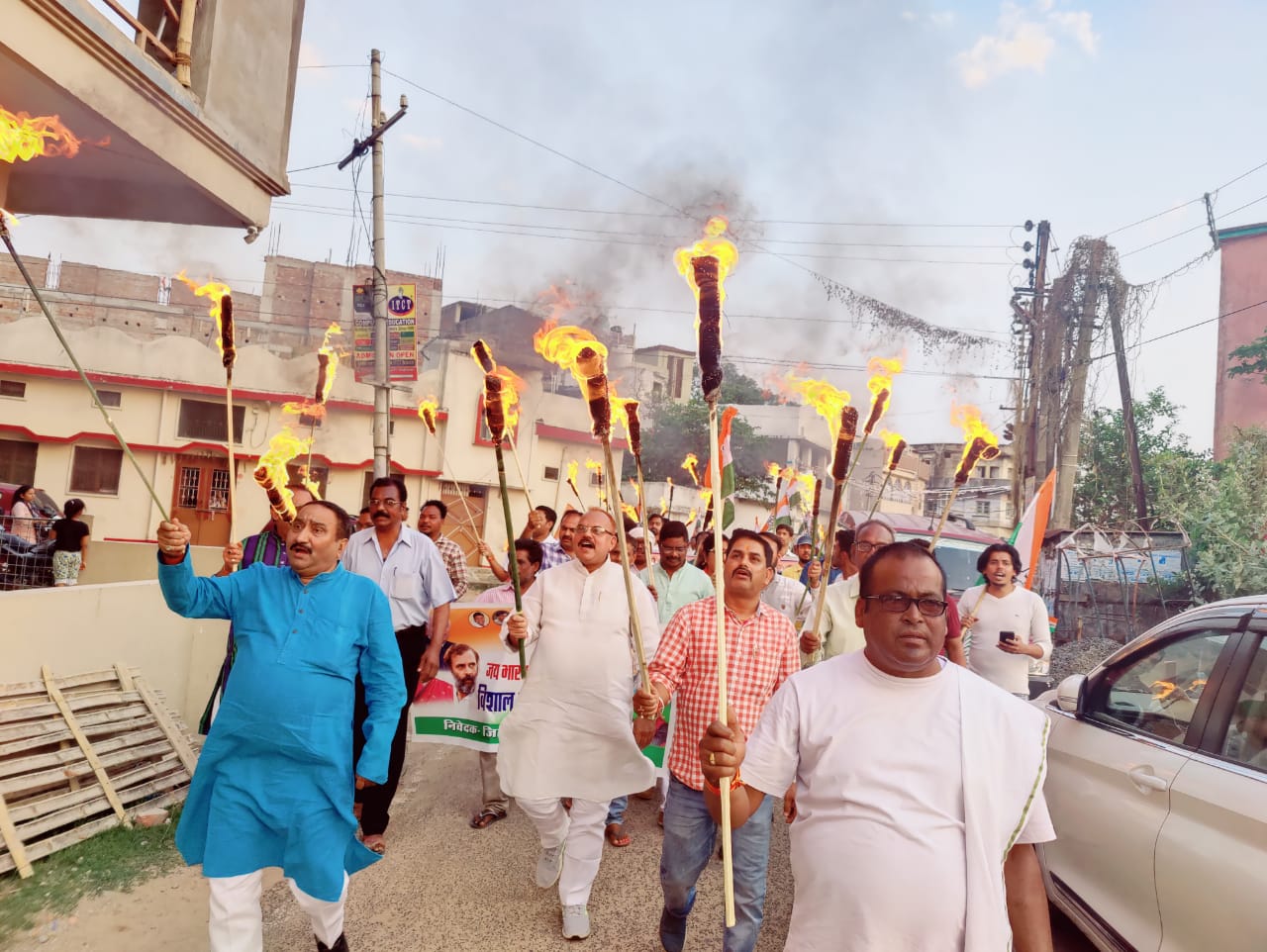 दुमका में कांग्रेस पार्टी के कार्यकर्ताओं द्वारा निकाला गया मशाल जुलूस, केंद्र सरकार के खिलाफ जम कर नारेबाजी