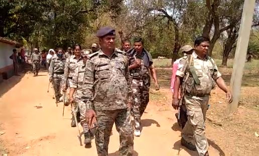  रामगढ़ प्रखंड के हेठ ग्रहण में पुलिस की सक्रियता से टला मोड़ें मांझी की बैठक, पुलिस बल ने गांव में किया फ्लैग मार्च