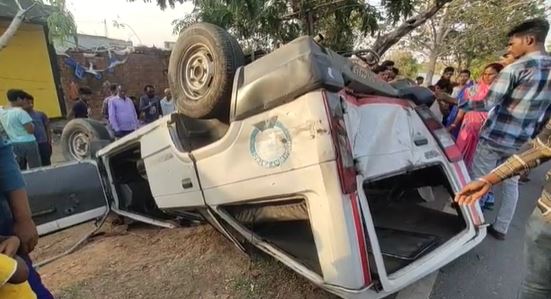 UP ट्रेंड अब झारखंड में! रेप के आरोपी को कोर्ट ले जा रही पुलिस वैन पलटी  