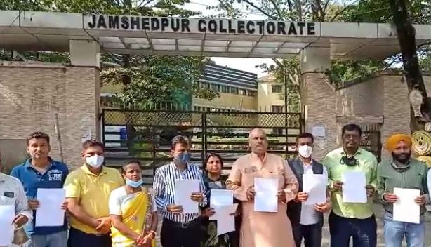 पेट्रोल और डीजल पर से वैट कम करे झारखंड सरकार, भाजपा ने  किया जिला मुख्यालय के सामने किया प्रदर्शन