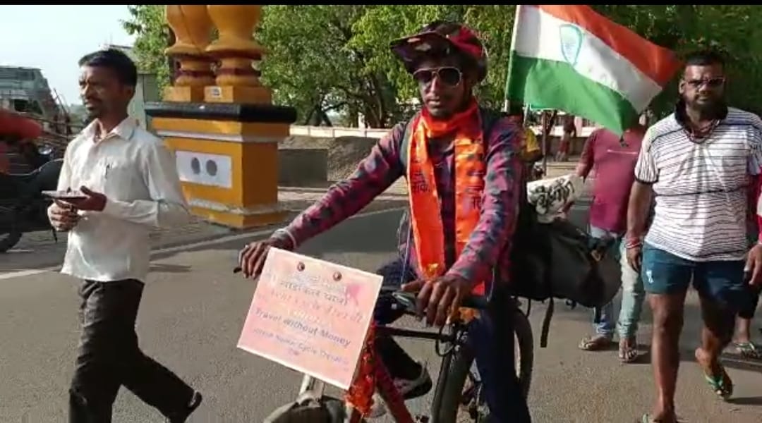 साईकल से अखंड भारत यात्रा पर निकले छत्तीसगढ़ के रितेश पहुंचे दुमका, लोगों ने किया भव्य स्वागत