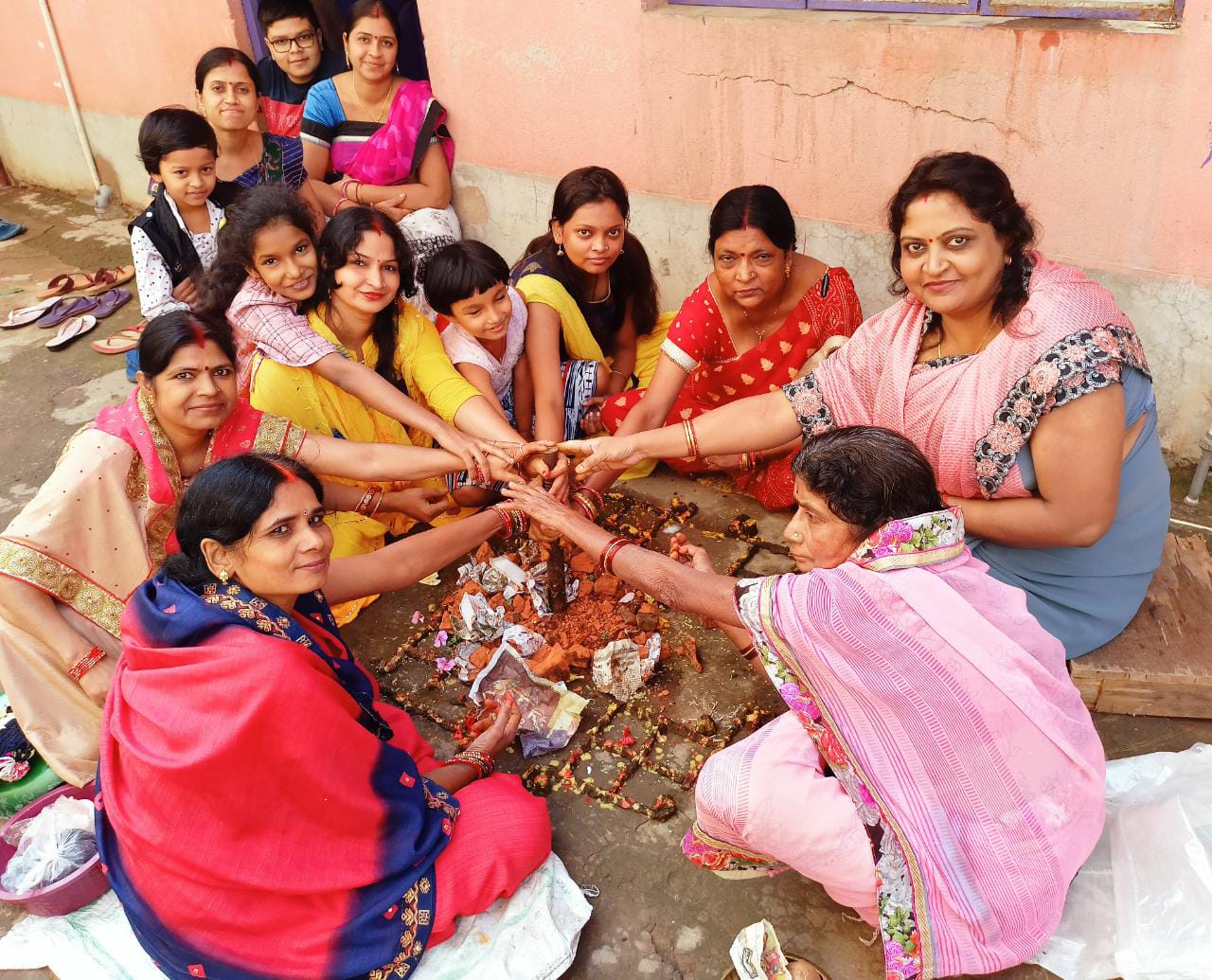 बजरी के रखिह भैया लाज हो...पारंपरिक गीतों और विधि विधानों के साथ मना भैया दूज