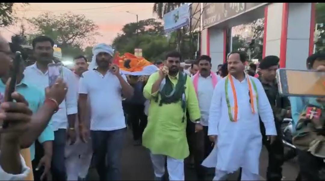 मंत्री हफिजुल ने दिखाया साम्प्रदायिक सौहार्द, पार्टी, धर्म को किनारे कर बीजेपी नेता के भाई के अर्थी को दिया कंधा