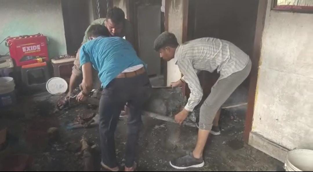 गिरिडीह: रिहायशी इलाके के एक घर में लगी भीषण आग, लाखों का सामान स्वाहा