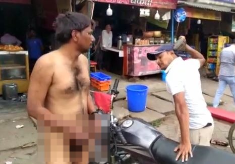 चोर को चोरी करना पड़ा महंगा, भीड़ ने सरेआम नंगा कर पीटा, देखें VIDEO