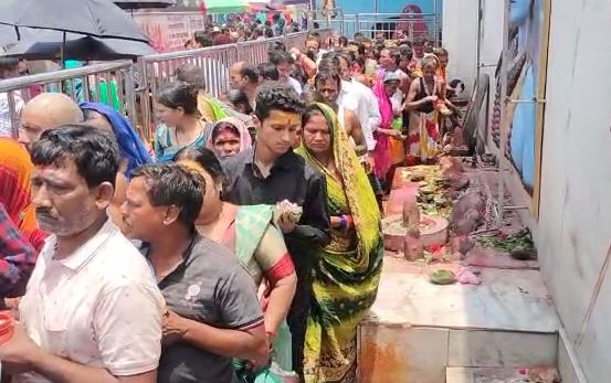 बुद्ध पूर्णिमा पर बाबा के दर्शन के लिए पहुंचे भक्त, 1 लाख से ज्यादा श्रद्धालुओं की लगी भीड़ 