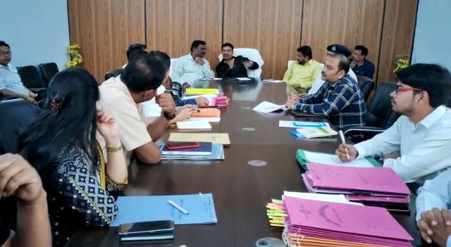 चाईबासा:प्राक्कलन समिति की बैठक में फाइलों का लिया गया जायजा, विधायक संजीव सरदार की भी रही उपस्थिति