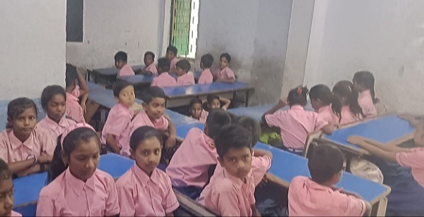 उत्कृष्ट विद्यालय के चकाचौंध के बीच आम सरकारी स्कूलों का हाल बेहाल, देखिए बहरागोड़ा में कैसे कैदी बन बच्चे कर रहे पढ़ाई