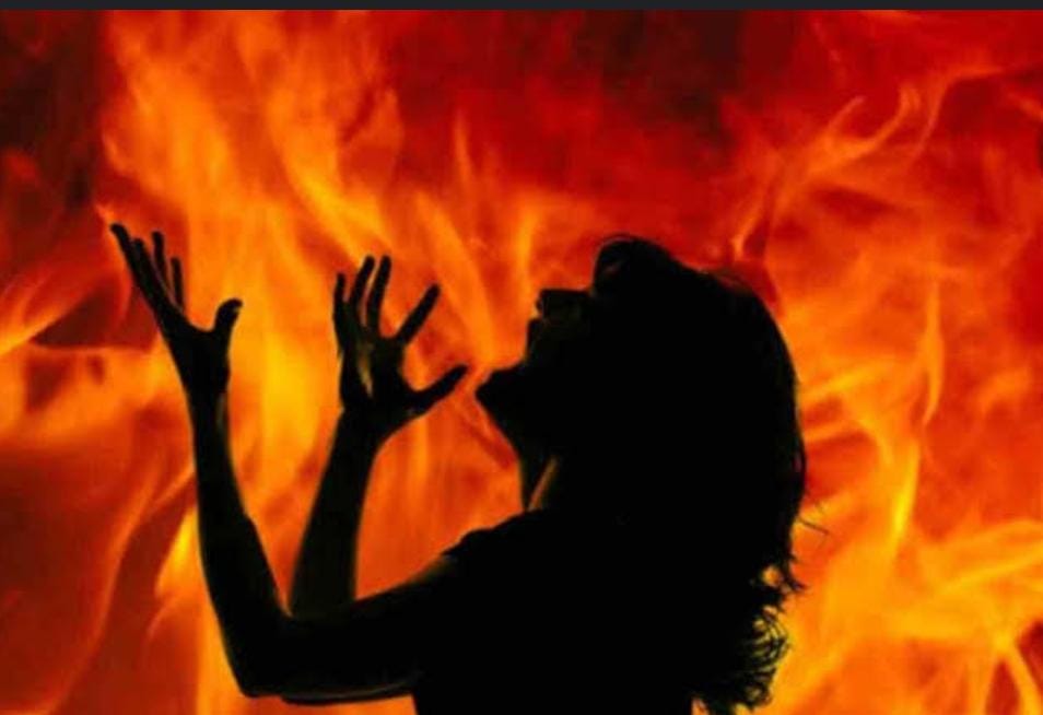 महिला ने डीजल छिड़क कर लगाई आग, वजह जान लोग रह गये हैरान