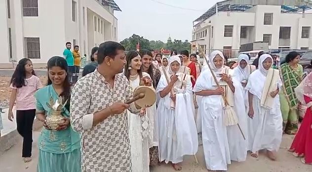 सांसारिक मोहमाया त्याग मुम्बई की दो बहनों ने अपनाया वैराग्य जीवन 