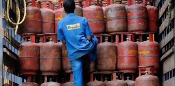 महंगाई की मार से थोड़ी राहत, लगातार तीसरे महीने घटे एलपीजी सिलेंडर के दाम