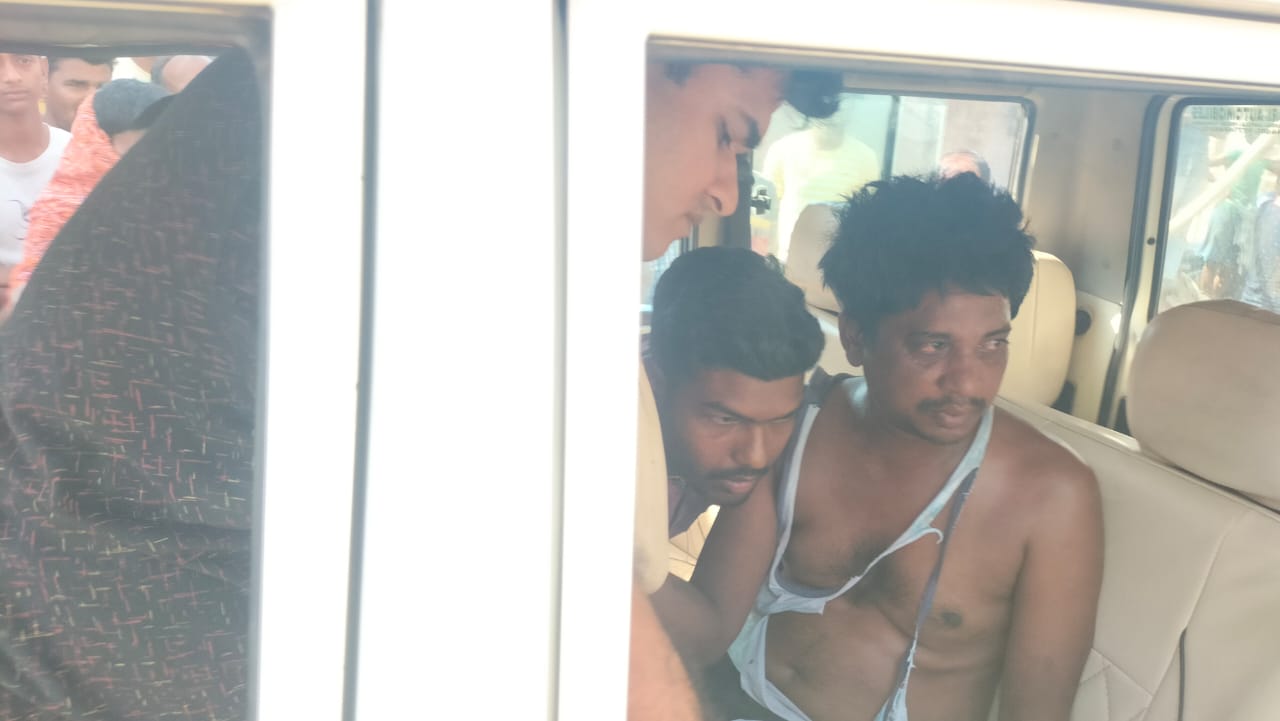 हैवानियत! 6 साल की बच्ची से 32 वर्षीय व्यक्ति ने किया रेप, गांववालों ने जमकर की पिटाई, देखें वीडियो