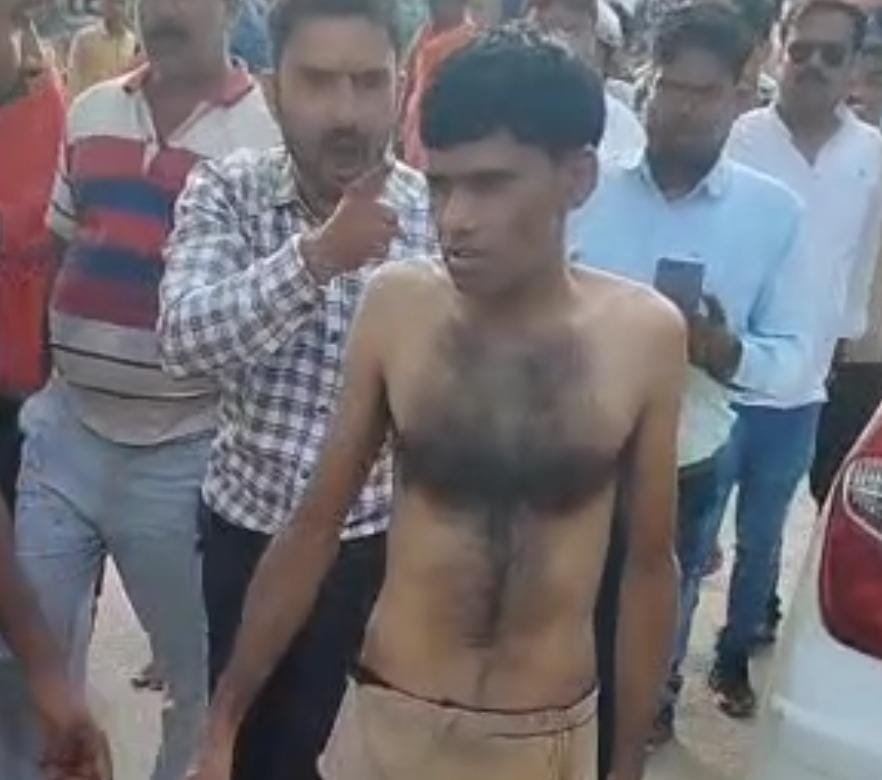 टीचर की काली करतूत, बच्चियों के साथ दुष्कर्म के बाद करता था ब्लैकमेल, लोगों ने जमकर की धुनाई