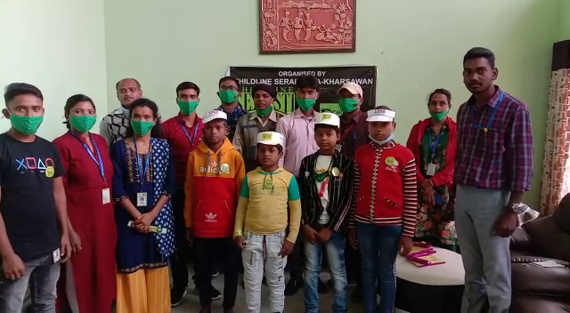 चाइल्डलाइन के बच्चों ने पत्रकारों को बांधी फ्रैंडशिप बैंड, कहा, प्लीज हेल्प अस