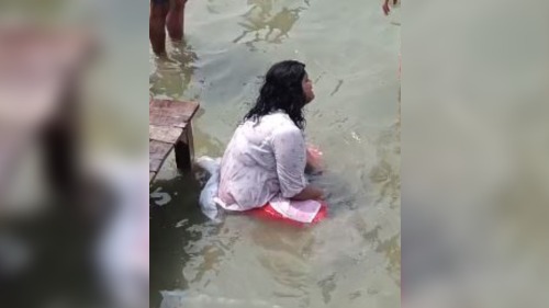 गंगा स्नान करने गए सांसद प्रतिनिधि की बेटी व भांजा गहरे पानी में डूबे, भांजा का शव बरामद, बेटी की तलाश जारी