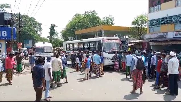 संथाली को प्रथम राजभाषा का दर्जा देने की मांग को लेकर जोरदार प्रदर्शन, आगलगी कर सड़क और हाइवे किया जाम