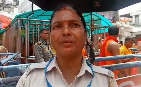 भोले की भक्ति का एक ऐसा भी रंग! जानें इस महिला की कहानी, जो बिना स्वार्थ कई सालों से बाबा के दरवाजे पर दे रही है सेवा