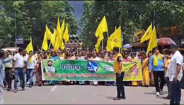 बदहाल सड़क के विरोध में निकाली गई पदयात्रा, लोगों ने जमकर किया विरोध प्रदर्शन