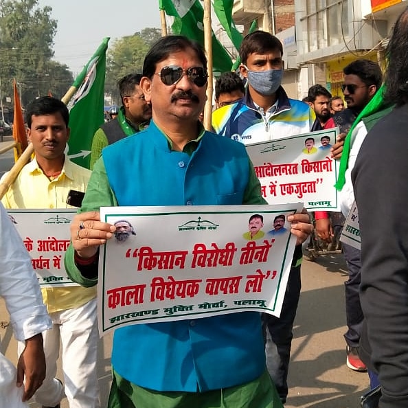 झामुमो केन्द्रीय समिति सदस्य पार्टी से 6 साल के लिए निष्कासित