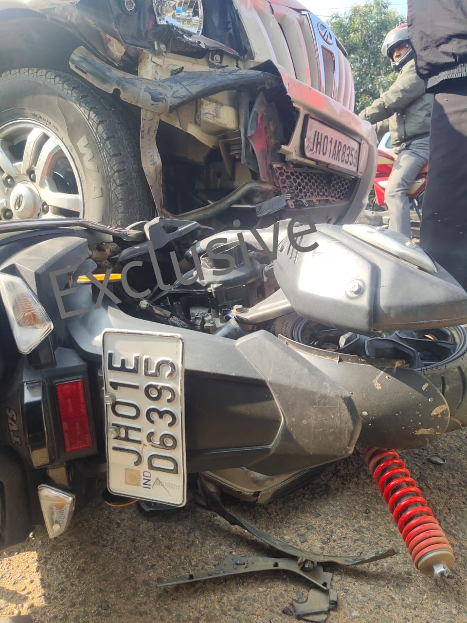 स्कॉरपियो और स्कूटी में जोरदार टक्कर, एक की मौत, दो घायल