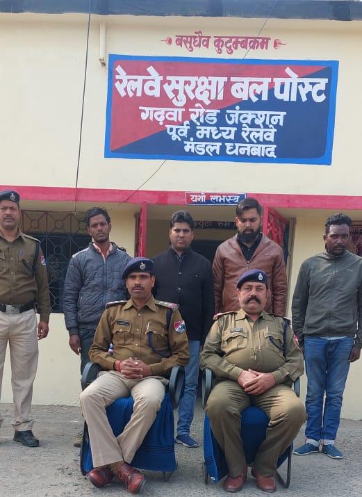 छूट गई ट्रेन तो यात्रियों ने काटा बवाल, फिर आरपीएफ ने ये किया