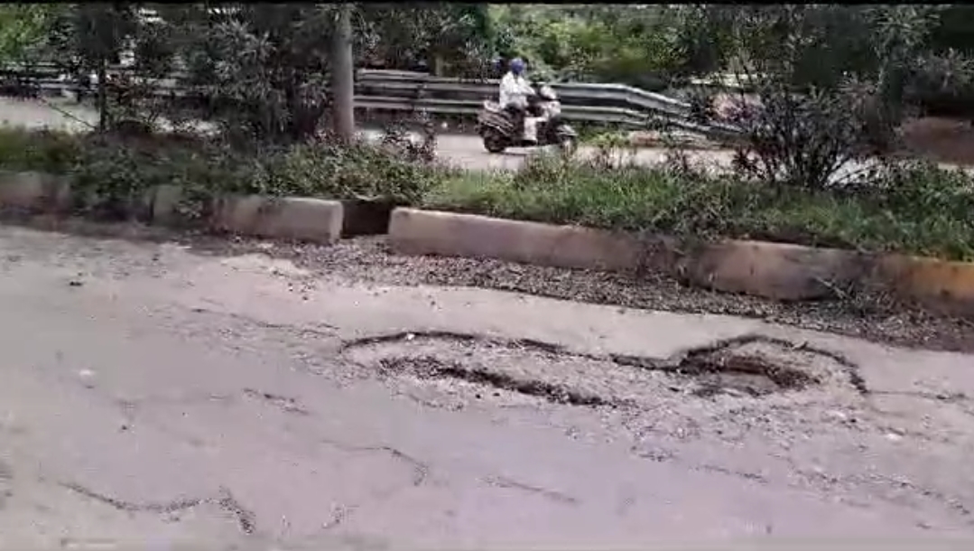 जमशेदपुर: मरीन ड्राइव बना मौत ड्राइव, सड़क पर बड़े-बड़े गड्ढे मौत को दे रहे दावत