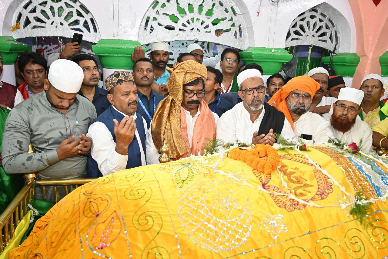 हज़रत रिसालदार बाबा के चौखट पर मुख्यमंत्री हेमंत सोरेन,राज्य में अमन चैन के लिए मांगी दुआ  