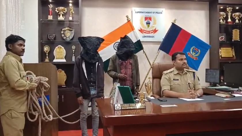 लोहरदगा : शहर में बाइक चोरों से परेशान लोग, पुलिस ने 2 अपराधियों को किया गिरफ्तार
