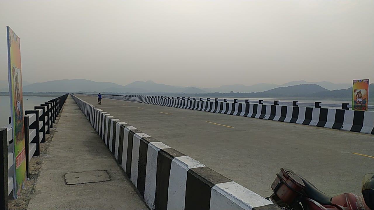 दुमका: राज्य के सबसे लंबे पुल पर नहीं थम रहा विवाद, पढ़ें रात के अंधेरे में किसने लगाया बाबा तिलका मांझी सेतु नाम का बैनर