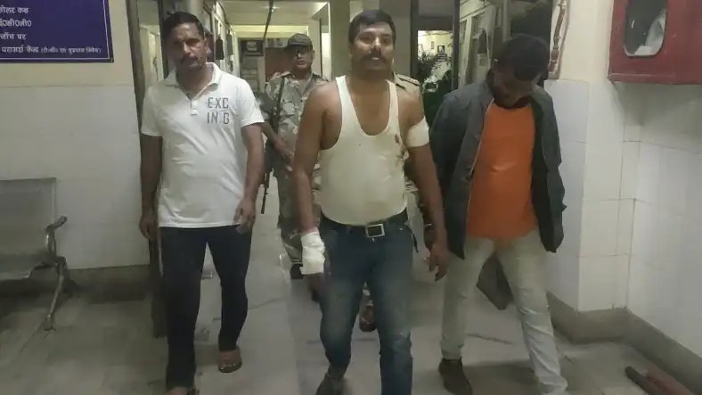 जमशेदपुर:आरोपियों को गिरफ्तार करने पहुंची पुलिस को लोगों ने पीटा, दो एएसआई समेत तीन घायल,पढ़ें हमले की वजह
