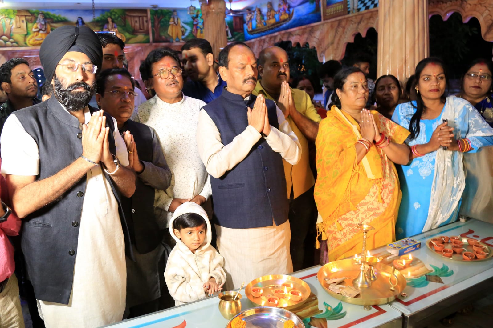 जमशेदपुर:ओडिशा के राज्यपाल रघुवर दास ने जमशेदपुर में मनाई दीपावली, लोगों से 'वोकल फ़ॉर लोकल' अभियान को आगे बढ़ाने की अपील की