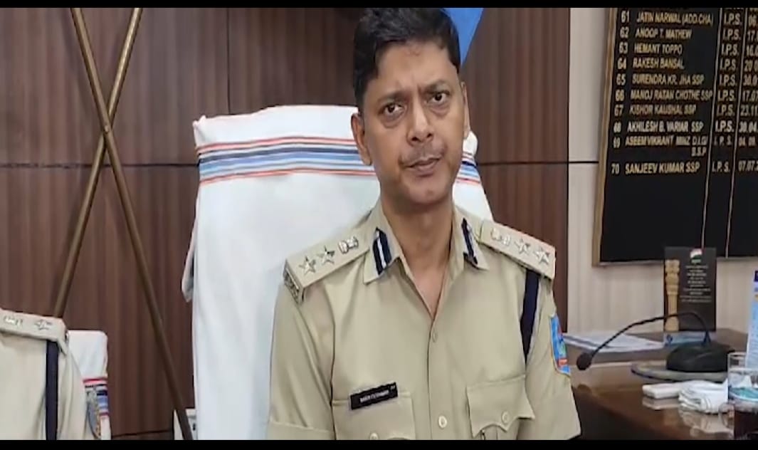 धनबाद में हथियार के साथ दो गिरफ्तार, मैगज़ीन और बुलेट बरामद