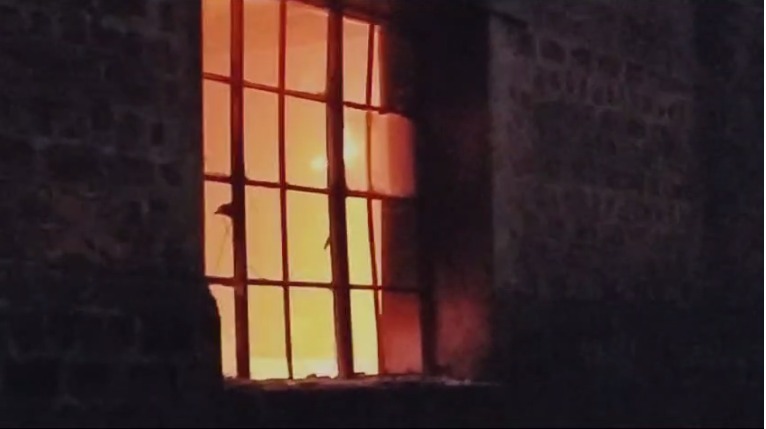 बंद पड़े केबल कंपनी में लगी भीषण आग, काफी मशक्कत के बाद पाया गया काबू