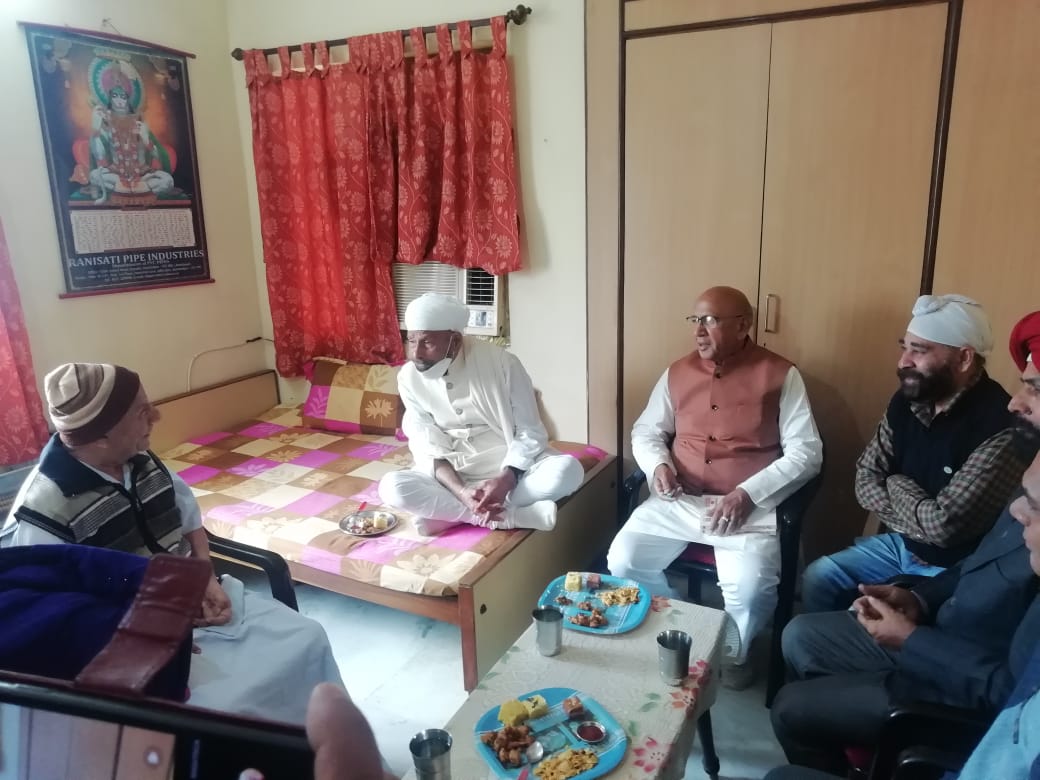 रतन जोशी का हाल पूछने पहुंचे इंदर सिंह नामधारी और विधायक सरयू राय