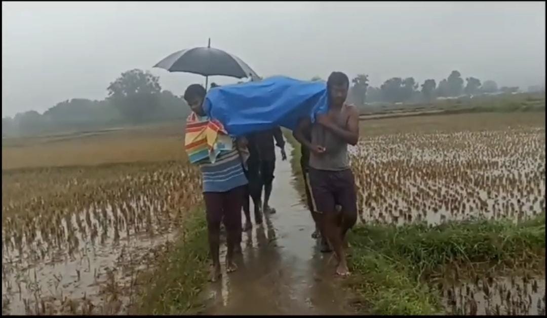 खटिया के भरोसे झारखंड की स्वास्थ्य व्यवस्था! चाईबासा के इस गांव तक नहीं पहुंचा एम्बुलेंस, तो मरीज को खटिया पर पहुंचाया अस्पताल