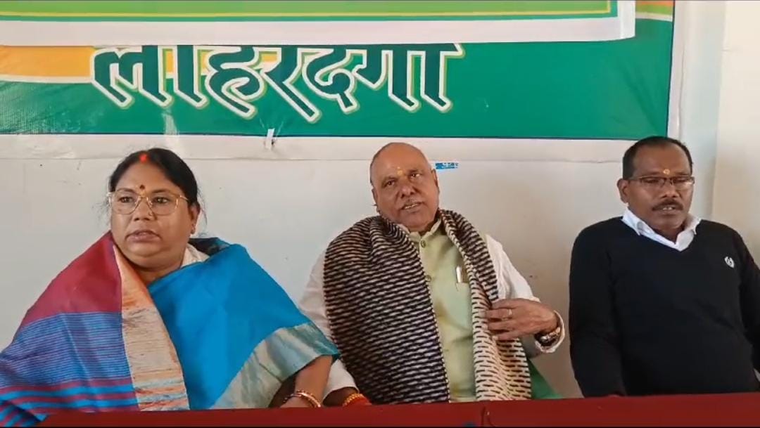 लोहरदगा:धीरज साहू के कार्यालय से 50 करोड़ मिलने पर बीजेपी का हमला, विधायक समरीलाल ने कांग्रेस पर लगाया चुनाव में खरीद फरोख्त की तैयारी का आरोप