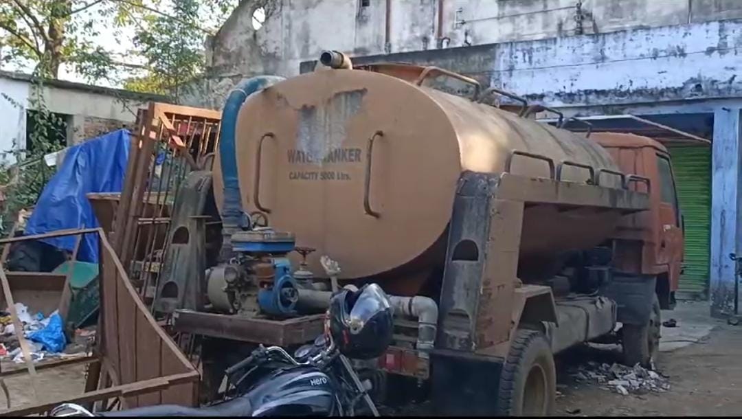 गुमला:नगर परिषद की कार्यशैली दुकानदारों के लिए बनी मुसीबत! दुकानों के सामने लगा कचरे का अंबार, ग्राहक के नहीं आने से भूखे मरने की आई नौबत