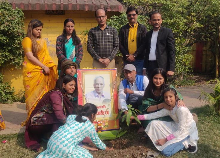 झरिया के चिल्ड्रेन पार्क में दिवंगत प्रधानाध्यापक को पढ़िए कैसे दी गई श्रद्धांजलि