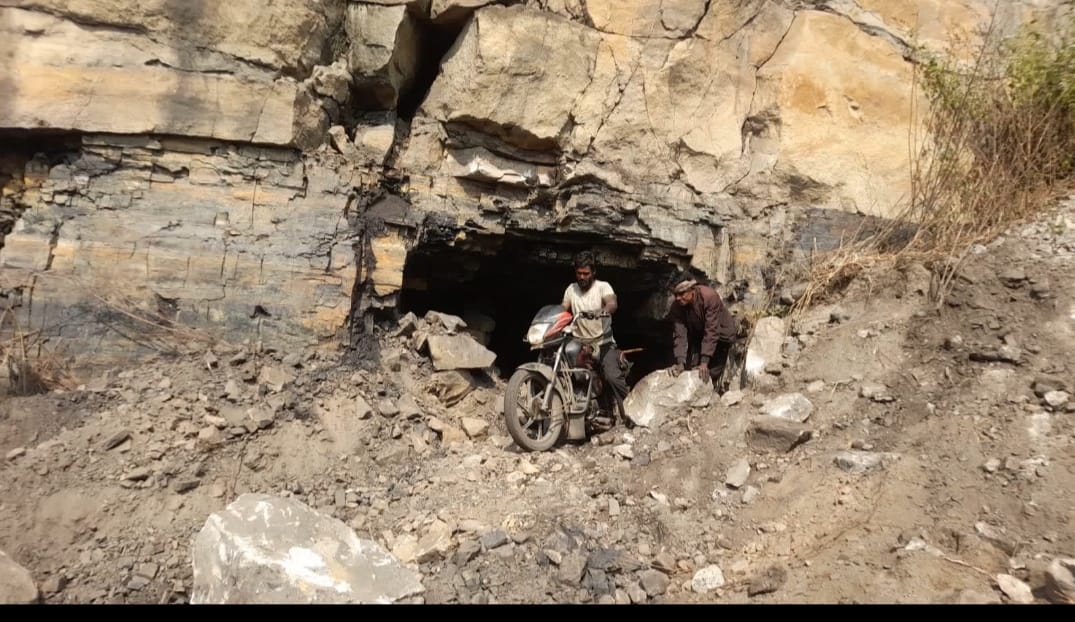STRAGE BUT TRUE :उत्तराखंड में "रैट-होल" माइनरो ने बचाई 41 जिंदगियां तो धनबाद में 'चूहे के  बिल' से घुसते हैं  कोयला चोर 