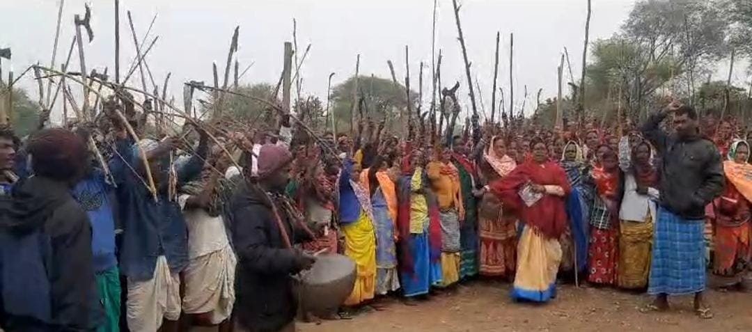 दुमका:कोयला रैक पॉइंट के विरोध में लगाये गये चुड़का को प्रशासन ने हटाया, भड़के ग्रामीण, हथियार के साथ किया प्रदर्शन