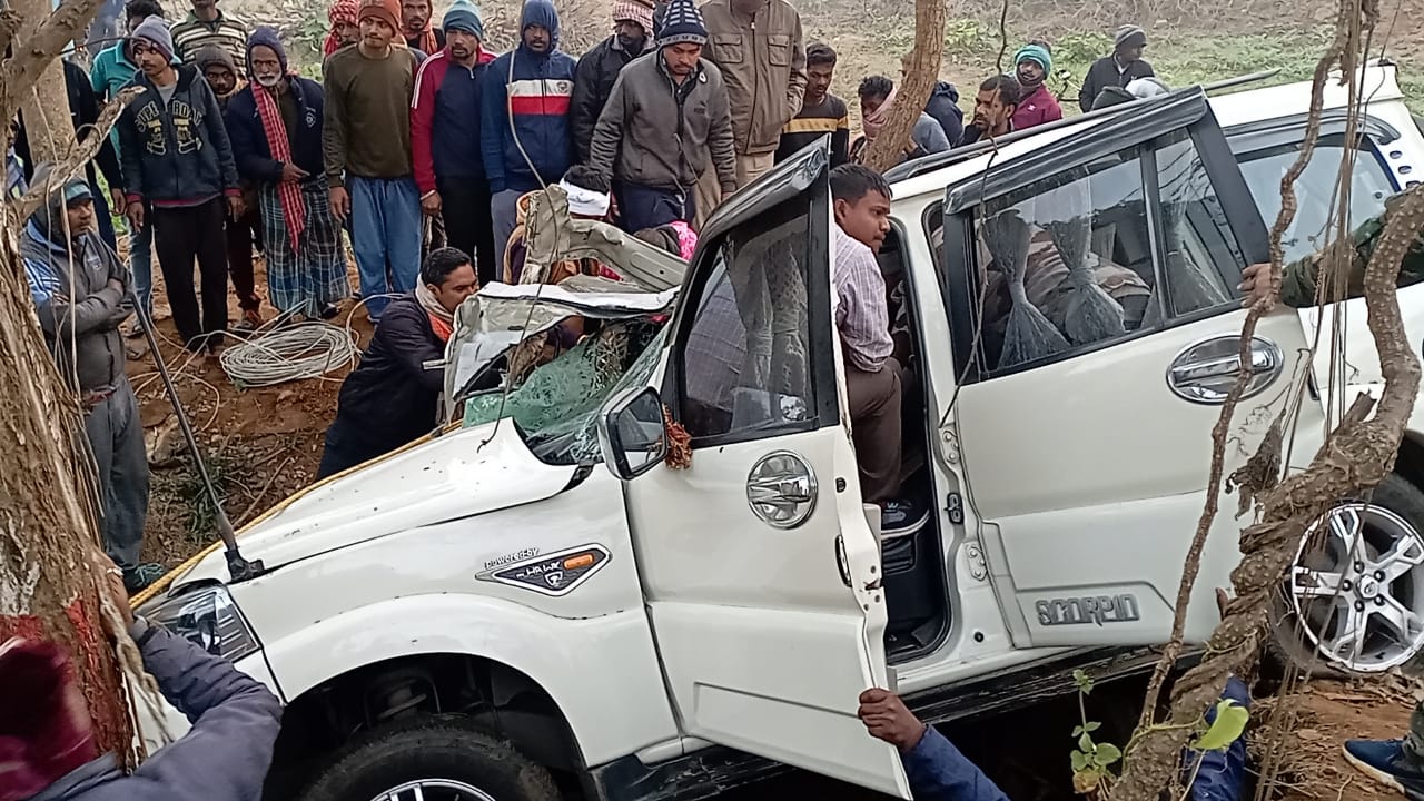 देवघर: अनियंत्रित स्कॉर्पियो पेड़ से टकराकर गड्ढे में गिरी, 2 की हालत गंभीर