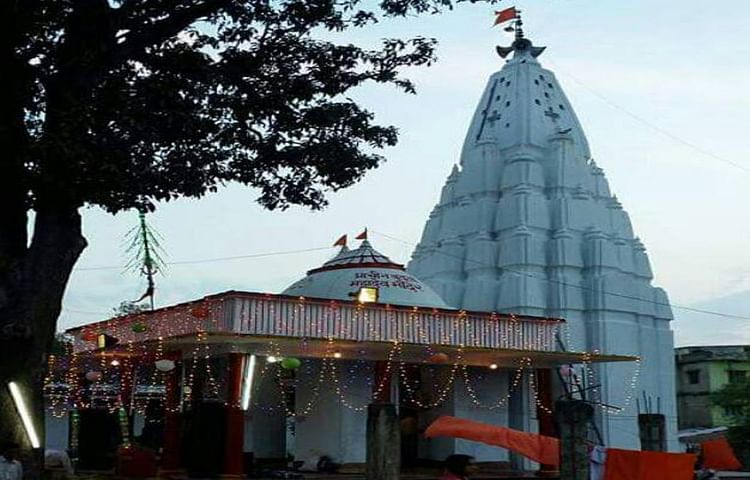 100 साल पुराने बुढ़वा महादेव मंदिर के पीपल  पेड़ के खोह में है  शिवलिंग