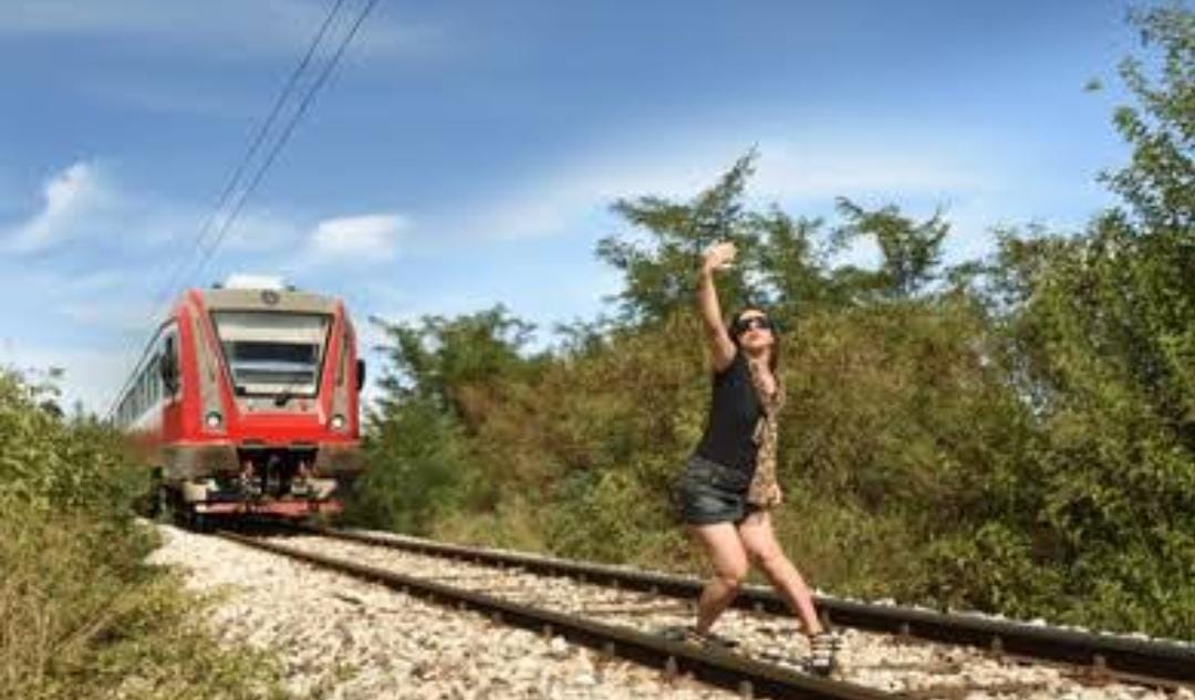 रेलवे ट्रैक पर सेल्फी लेने या रिल बनाने वाले हो जाएं सावधान, पकड़ाए तो देना होगा तीन हजार जुर्माना,नहीं देने पर जाना पड़ेगा जेल