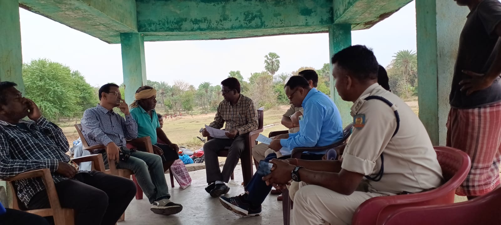 SAHIBGANJ : एकलव्य विद्यालय का ग्रामीणों ने किया विरोध, आनन-फानन में जिला प्रशासन ने ग्रामीणों को समझा-बुझाकर माहौल करवाया शांत