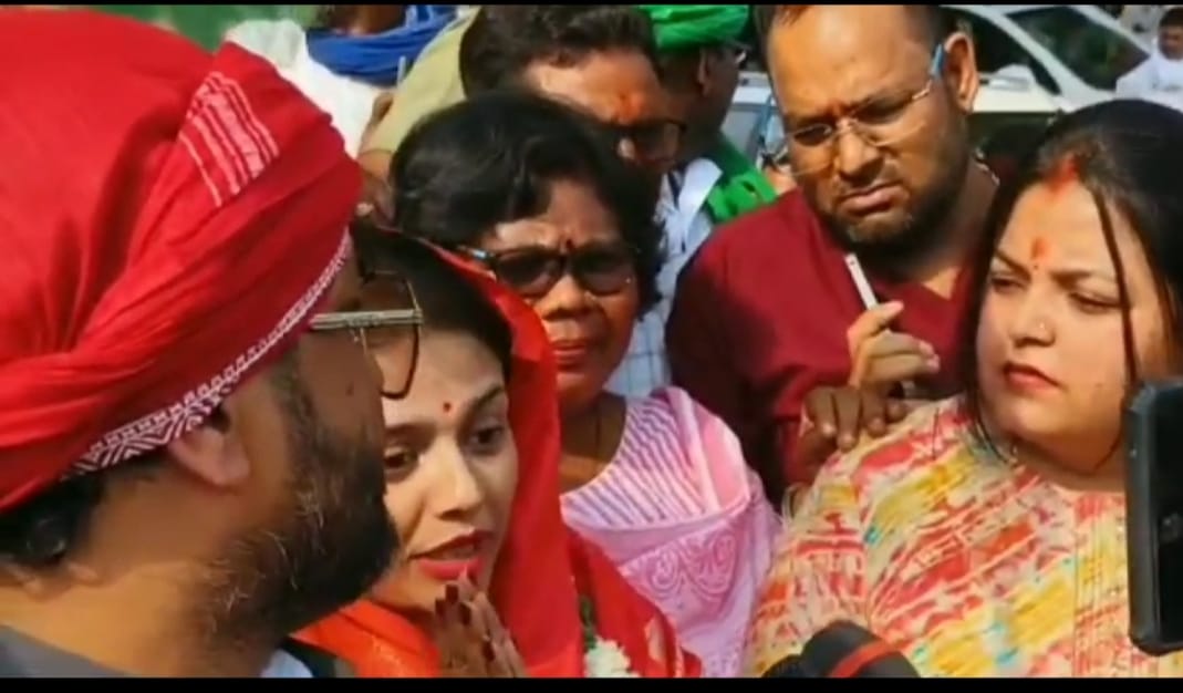 कांग्रेस का टिकट लेकर अनुपमा सिंह पहुंची धनबाद, हुआ स्वागत