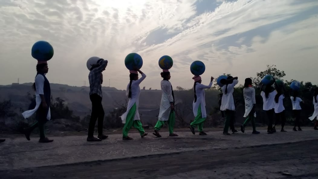 पृथ्वी दिवस पर प्रदूषित झरिया का सन्देश : नहीं चेते तो ऑक्सीजन बैग लेकर चलना पड़ेगा