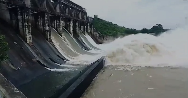 झारखंड में भारी बारिश, तेनुघाट घाट डैम के खोले गए चार रेडियल गेट, 30000 क्यूसेक पानी का हो रहा बहाव