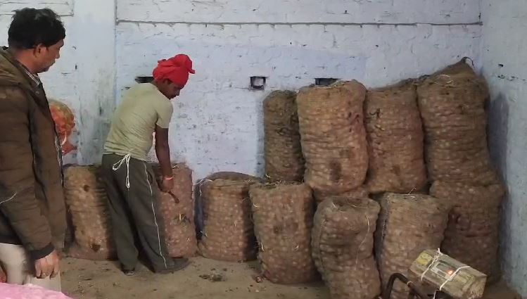 बंगाल के कारण झारखंड में आया आलू पर संकट, लोगों की हो रही जेब खाली 