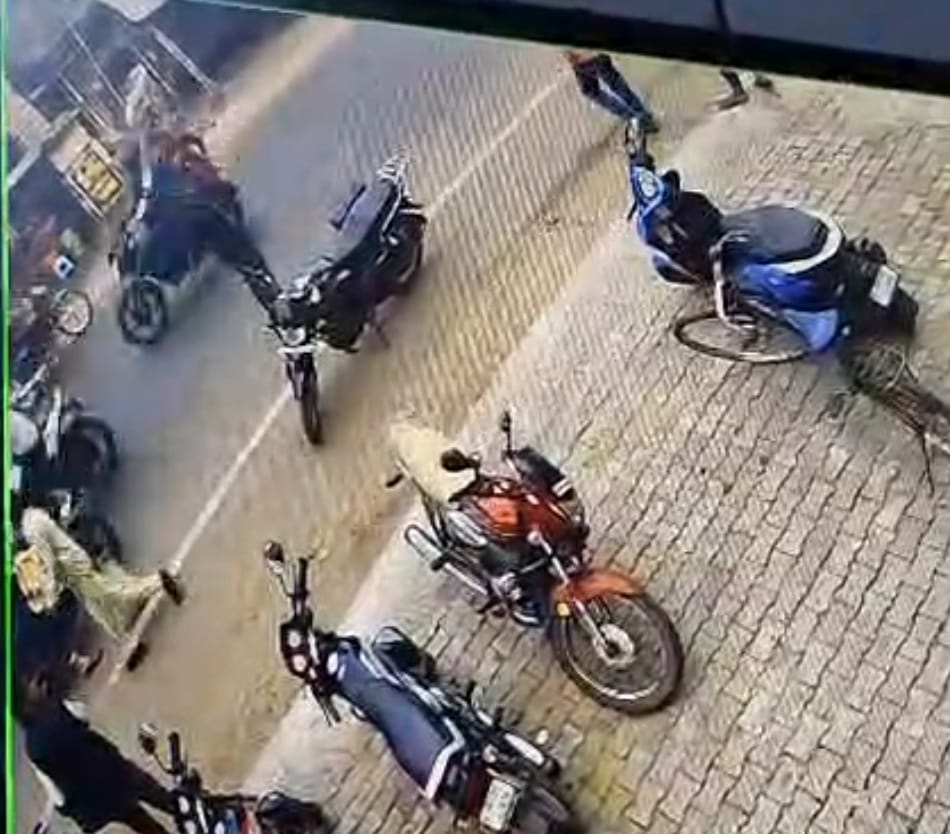 Dhanbad: भीड़ को भनक नहीं लगी और बाइक की डिक्की तोड़ एक लाख रुपए उड़ा ले गए अपराधी, जानिए कैसे घटना को दिया अंजाम