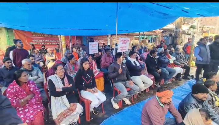 गिरिडीह: बांग्लादेश में हिंदुओं पर हो रहे अत्याचार के विरोध में हिन्दू समाज का धरना, सेक्युलर दलों पर खूब बरसे हिन्दू संगठन के नेता